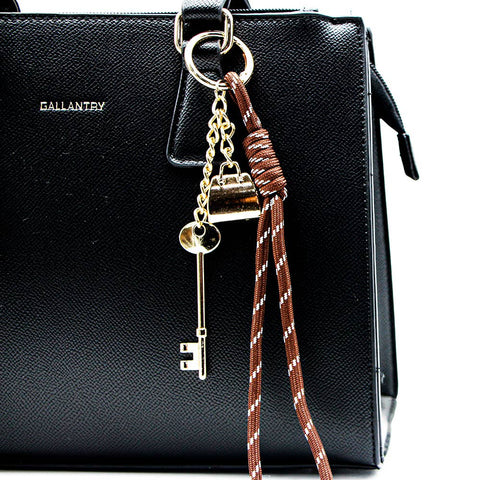 Chaveiro com chave dourada vintage e mini bolsa - Gallantry